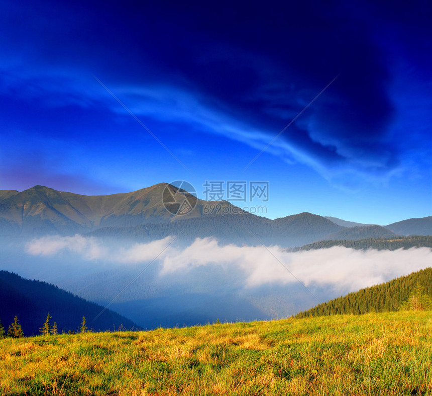 美丽的山地风景和阳光图片