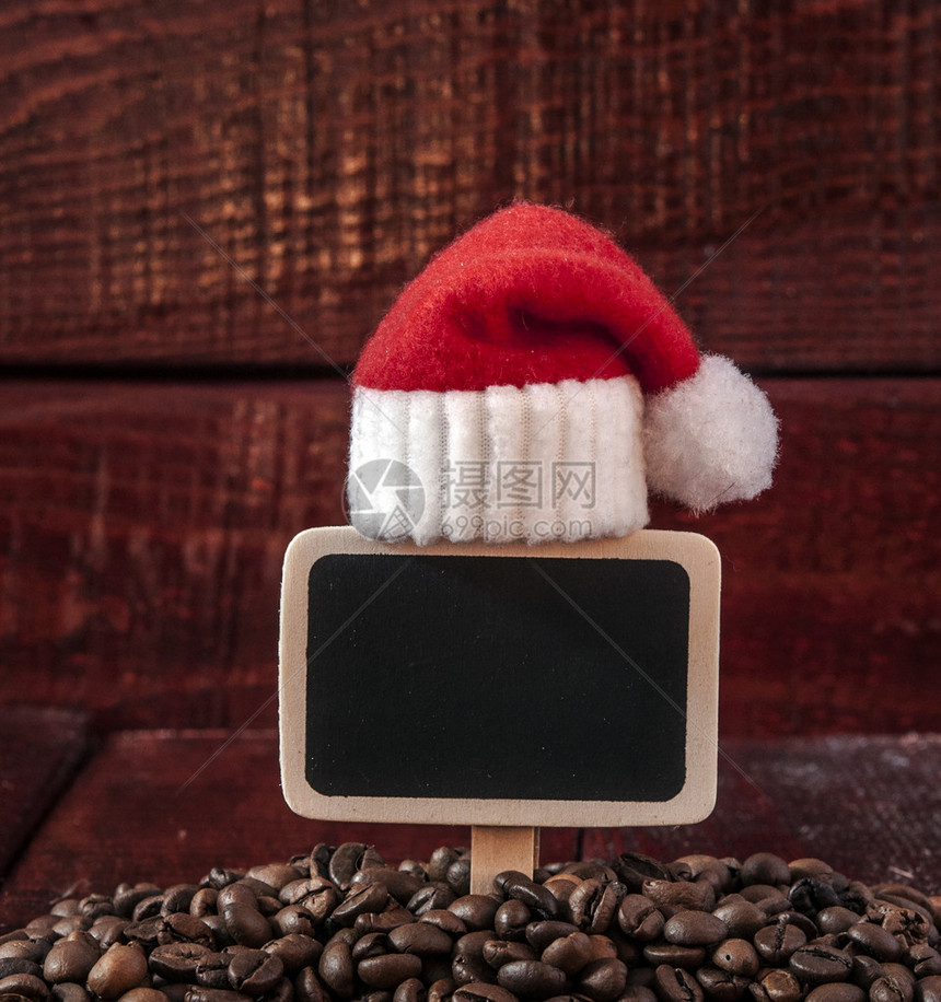 圣诞咖啡豆和木桌上的空白黑板图片