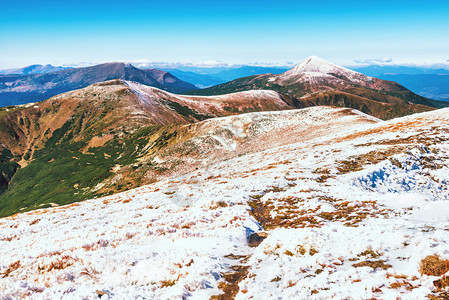 白色的山峰与雪中的岩石冬季景观图片