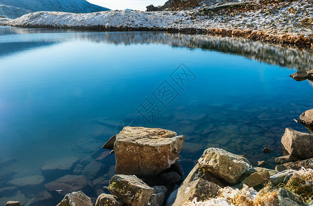 冬季山中的湖泊雪景和日落时间图片