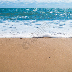 蓝色的大海和沙滩的沙滩暑假背景图片