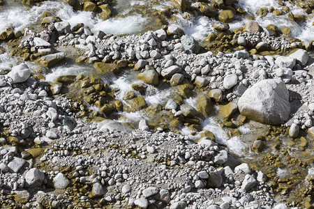AlaArcha峡谷的山河在夏季图片
