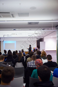 现代创业室内教育会议演讲者图片