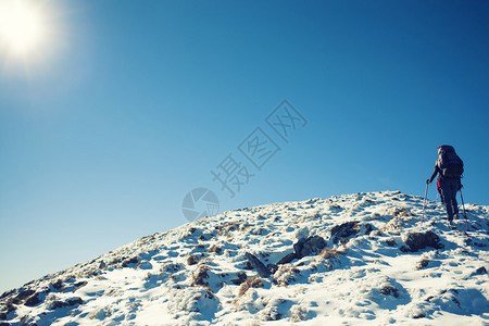 两个女孩冬天爬山图片