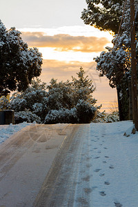 白雪皑的村庄空荡的街道图片
