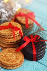 巧克力饼干绑了红丝带礼物放在木制背景图片