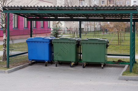 住宅城区垃圾集装箱的准确完全正确地点图片