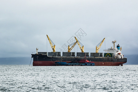 在萨哈林岛公路上将煤从驳船转运到图片