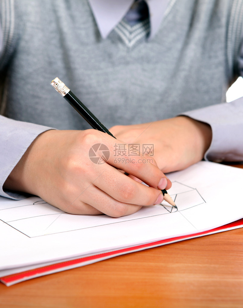 孩子在课桌上画的细节图片