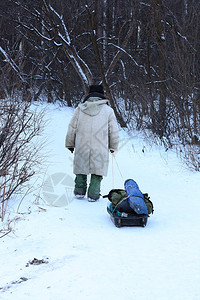 渔夫带着装备在雪地上行走图片