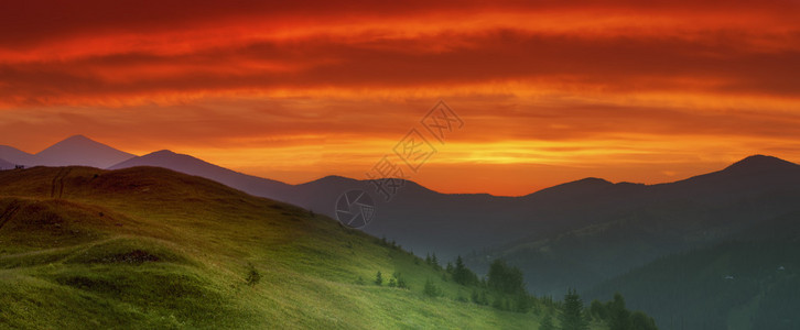 喀尔巴阡山脉夏季日落红天图片