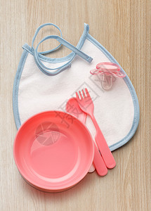 婴儿围兜碗和勺子特写背景图片