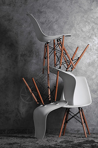 时尚的概念灰色背景的白色椅子图片