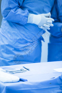 医院急诊外科手术急诊室医疗诊所外科医生手戴无菌手术图片