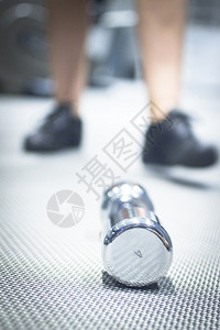 哑铃健身房金属重量在健身房健身俱乐部健身工作室的健身室进行健美和图片