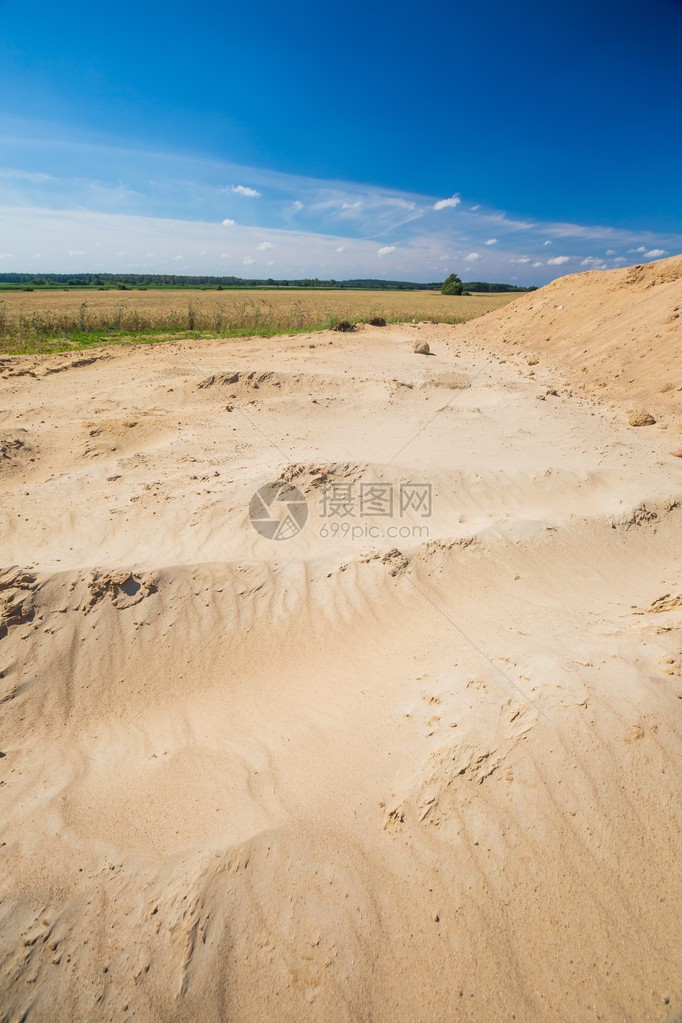 田地附近干燥的土地侵蚀的迹象图片