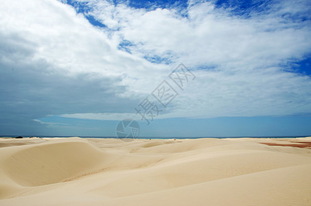 岛上Aomak海滩保护区内斯特罗沙丘的鸟瞰图图片