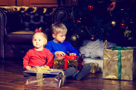 男女小男孩和少女在圣诞节图片