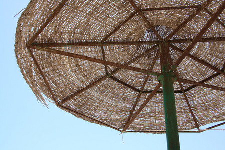 红沙滩的旧雨伞背景图片