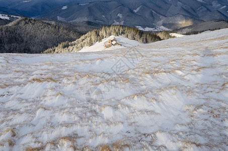 雪中木制房屋的住区图片
