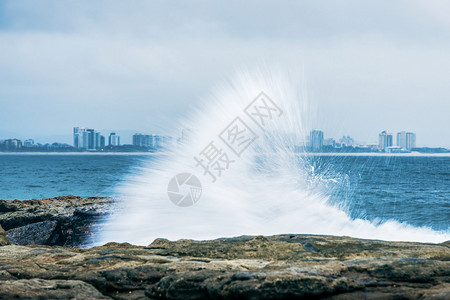 下午在Cartwright角海滩的岩石和海浪昆图片