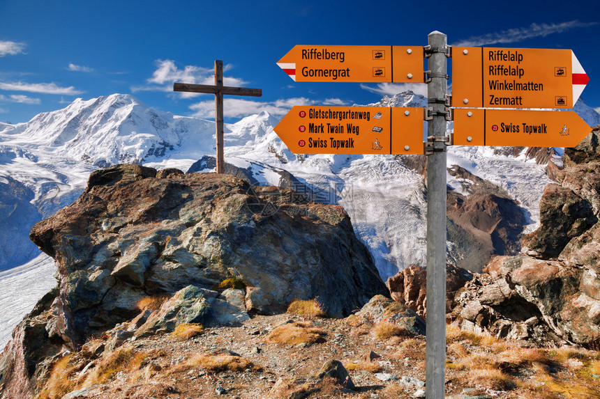 瑞士山上的路标图片