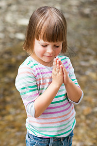 可爱的小女孩祈祷图片
