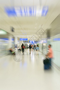 机场的许多乘客模糊的图像适合背景情况图片