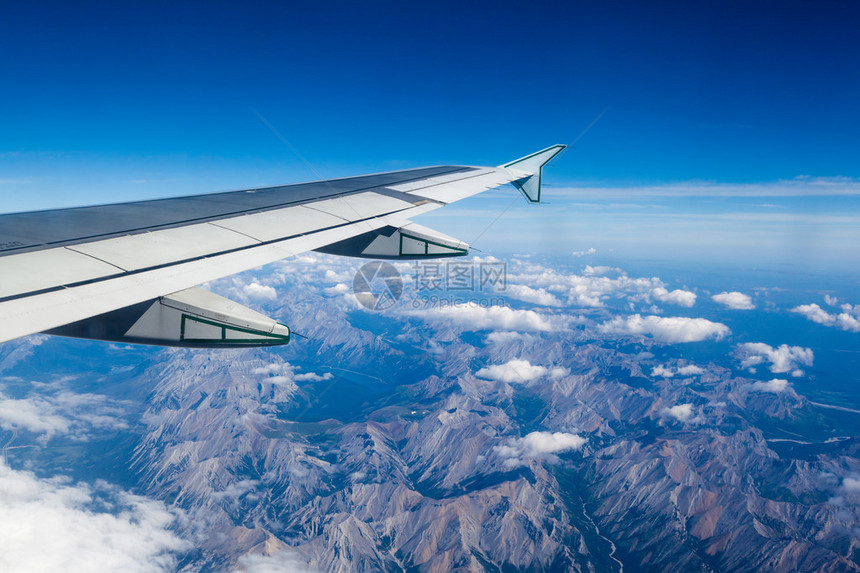 飞机窗外的风景显示飞机翼飞越云图片