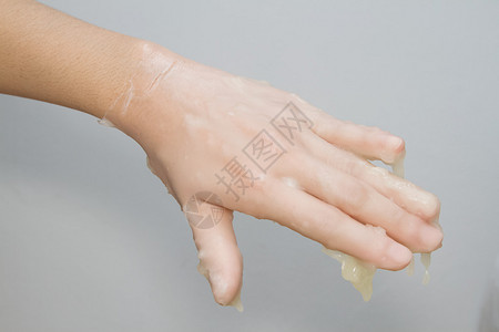 女用手洗澡在石蜡或手图片
