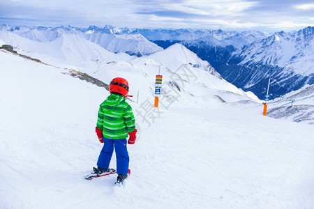在冬季滑雪度假胜地的粪便上可爱快乐滑图片