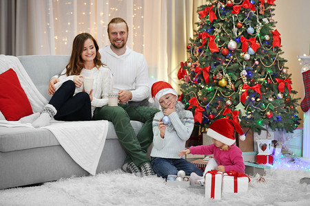 家庭假日客厅的圣诞全家福图片