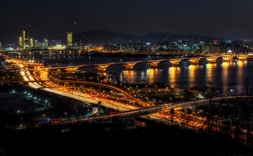 汉城Mameo省Haneul公园的Rushhour交通路况环绕世界杯体育场图片