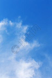 在晴朗的蓝天气背景的蓬松云彩图片