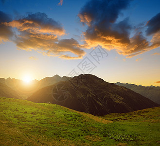 日落时瑞士的夏日风景阿尔卑斯山图片