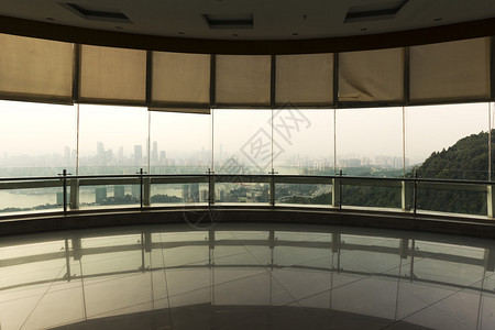 橱窗里的重庆城市天际线图片