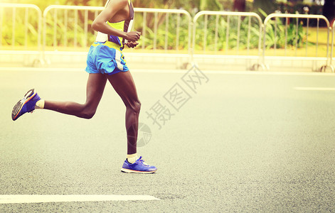 马拉松跑者在上海马拉松图片