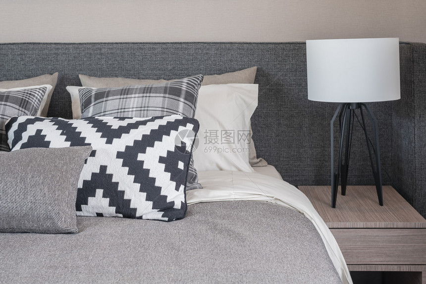 现代卧室的床和枕头黑白色调图片