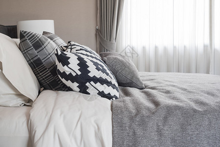 现代卧室的床和枕头黑白色调图片