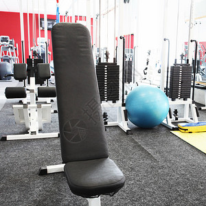 健身房里的健身器材图片