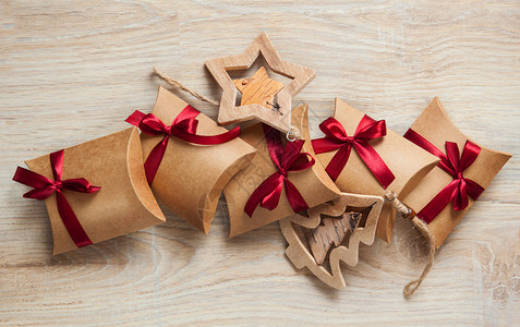 圣诞树上的木制纸和木制玩具手工制图片