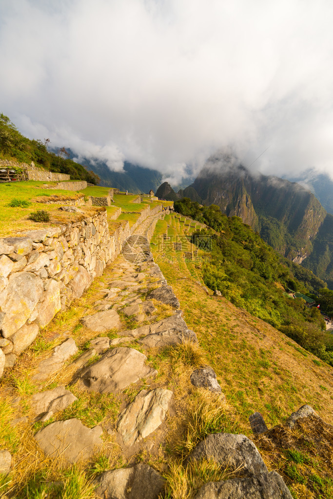 通向马丘皮的平地路由第一道阳光照亮而开阔的云层发出因卡市是秘鲁访问次数最多的旅游目的地垂直边图片