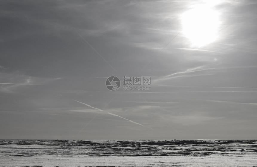 雪冰平原和北极天空景观图片