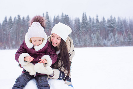 在冬天的雪天玩雪球的幸福家庭图片