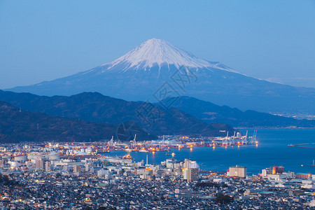 冬季的富士山和清水市图片