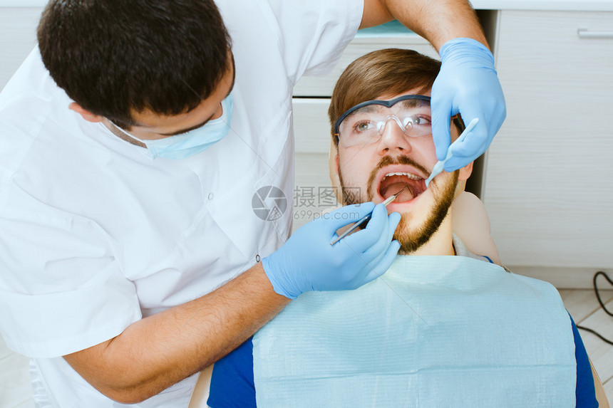 牙医在牙科办公室看牙医图片