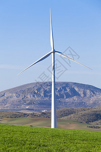 风车在农村土地有蓝天背景图片
