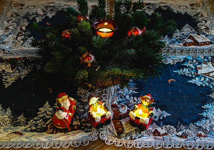 烧着的蜡烛鲜树枝圣诞玩具圣诞老人雕像图片