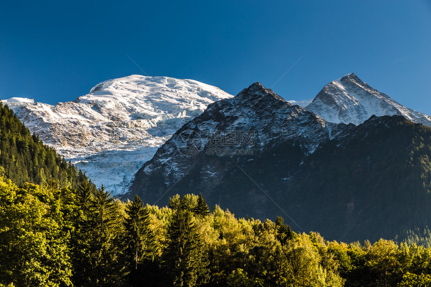 法国查莫尼克斯ChamonixFrance的Blanc山Bossons冰川和Pyram图片