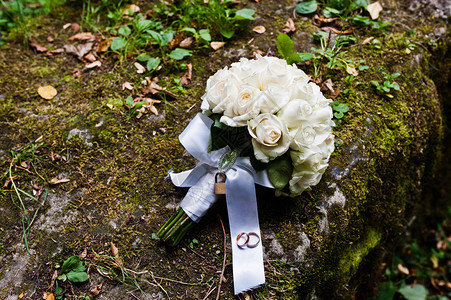 带锁的婚礼花束在苔藓上图片